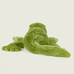 Peluche bouillotte déhoussable gecko verte, corps inférieur blanc, avec visage souriant et aplats rouge au niveau des yeux. Vue de dos et de la queue