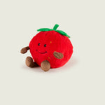 Bouillotte peluche en forme de fraise, rouge avec sur le haut deux feuille et une tige verte. Elle a un visage avec un sourire, des bras et des jambes marron