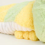 Peluche bouillotte juniors chenille, vert clair et rayée jaune, vue rapprochée du corps de la peluche