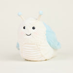Peluche bouillotte escargot, blanc et bleu pastel, avec antennes et visage souriant, vue de profil