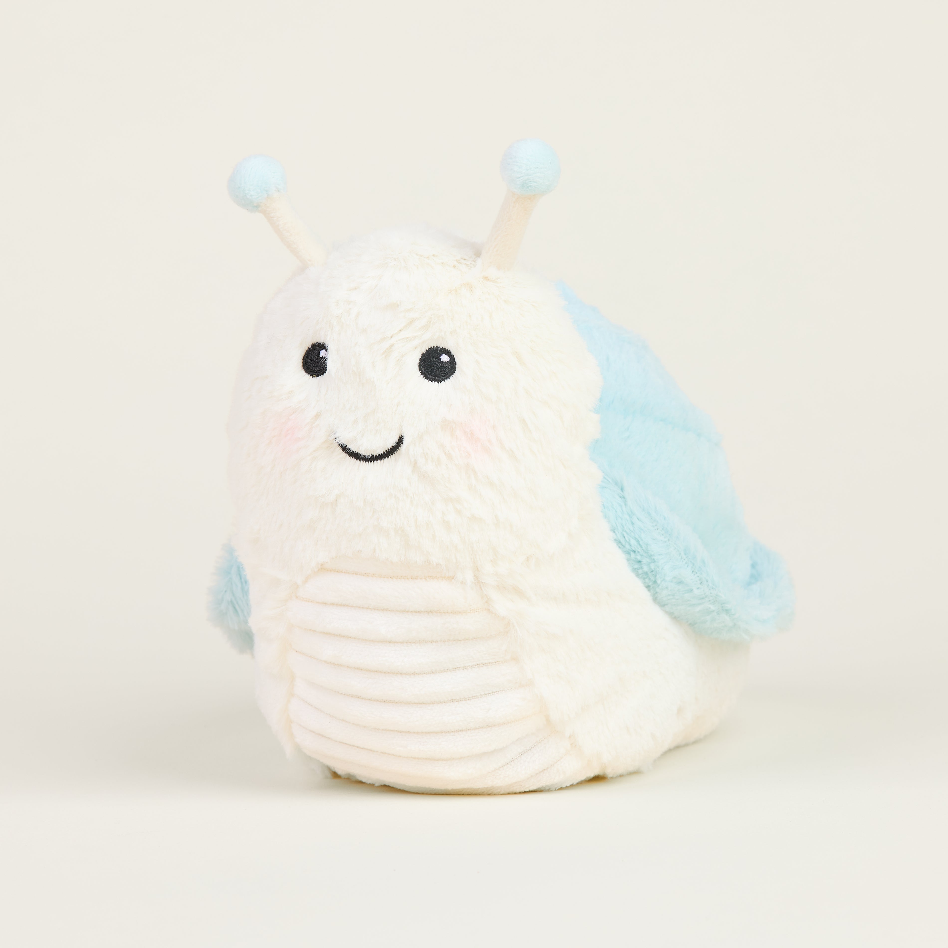 Peluche bouillotte escargot, blanc et bleu pastel, avec antennes et visage souriant, vue de profil