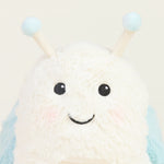 Peluche bouillotte escargot, blanc et bleu pastel, avec antennes , gros plan sur visage souriant