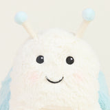 Peluche bouillotte escargot, blanc et bleu pastel, avec antennes , gros plan sur visage souriant