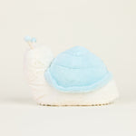 Peluche bouillotte escargot, blanc et bleu pastel, avec antennes et visage souriant, vue latérale
