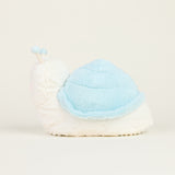 Peluche bouillotte escargot, blanc et bleu pastel, avec antennes et visage souriant, vue latérale
