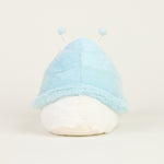 Peluche bouillotte escargot, blanc et bleu pastel, avec antennes et visage souriant, vue de dos