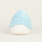 Peluche bouillotte escargot, blanc et bleu pastel, avec antennes et visage souriant, vue de dos