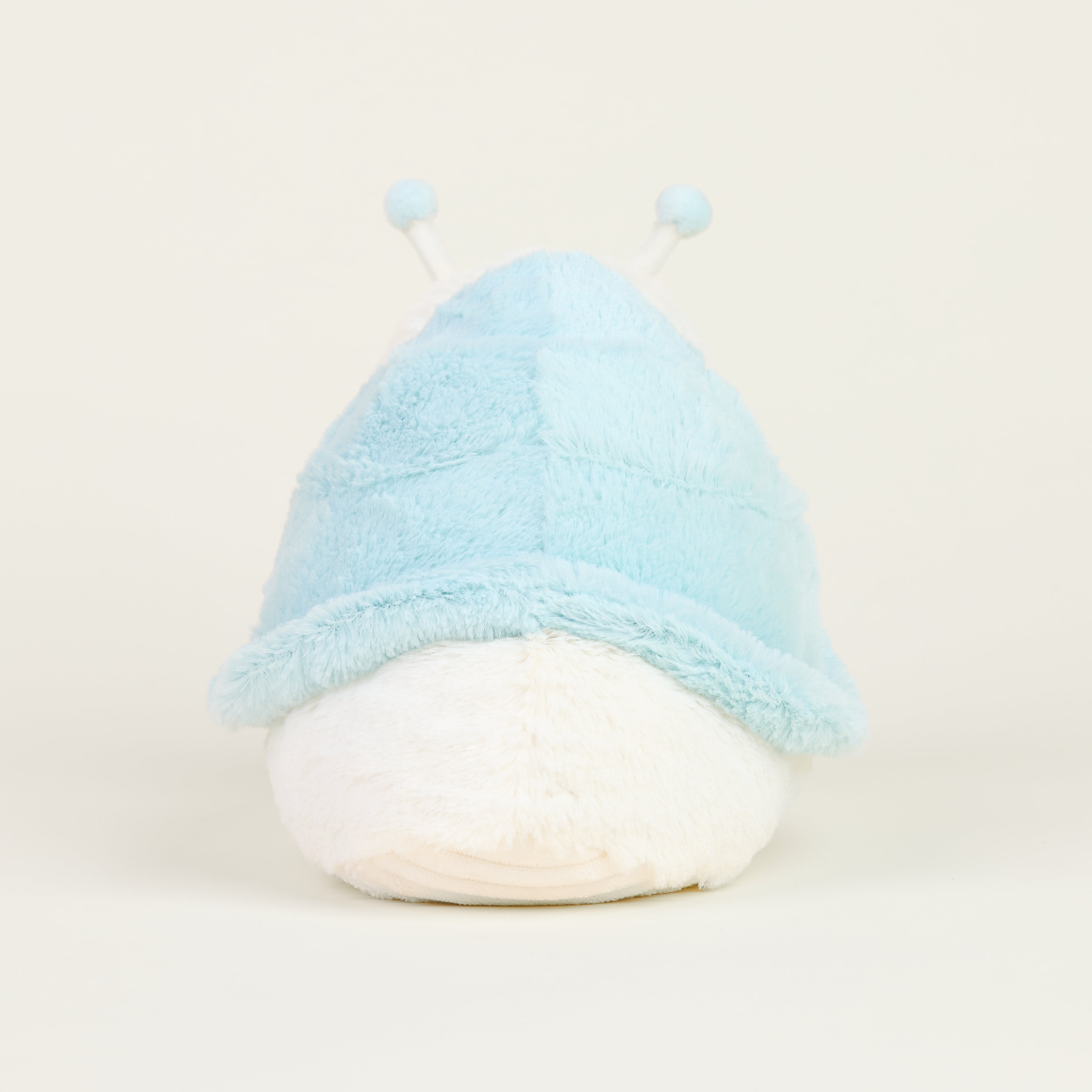 Peluche bouillotte escargot, blanc et bleu pastel, avec antennes et visage souriant, vue de dos