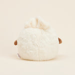 Peluche bouillotte Ravioli personnifié, crème et marron, avec bras et jambes. Vue de dos