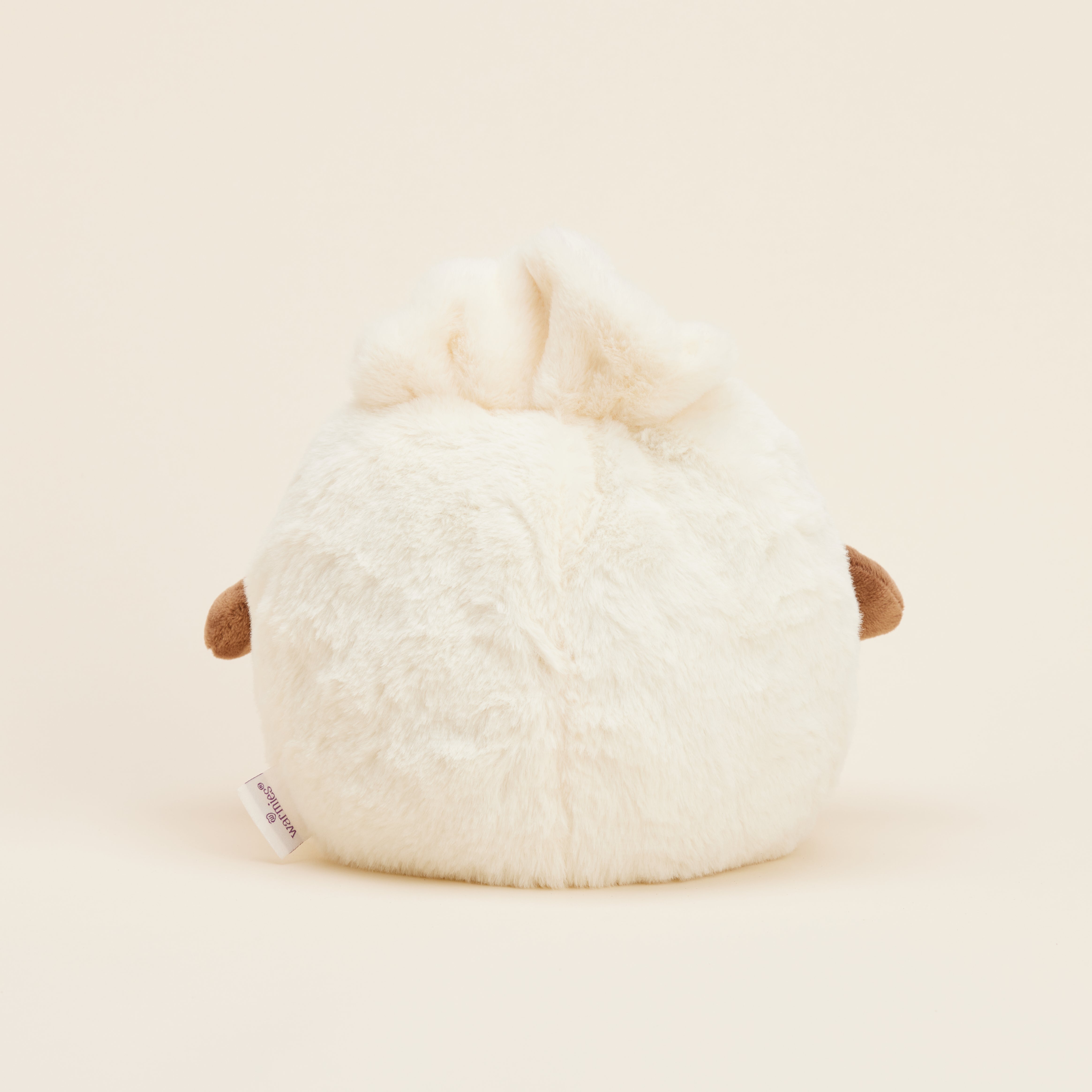 Peluche bouillotte Ravioli personnifié, crème et marron, avec bras et jambes. Vue de dos