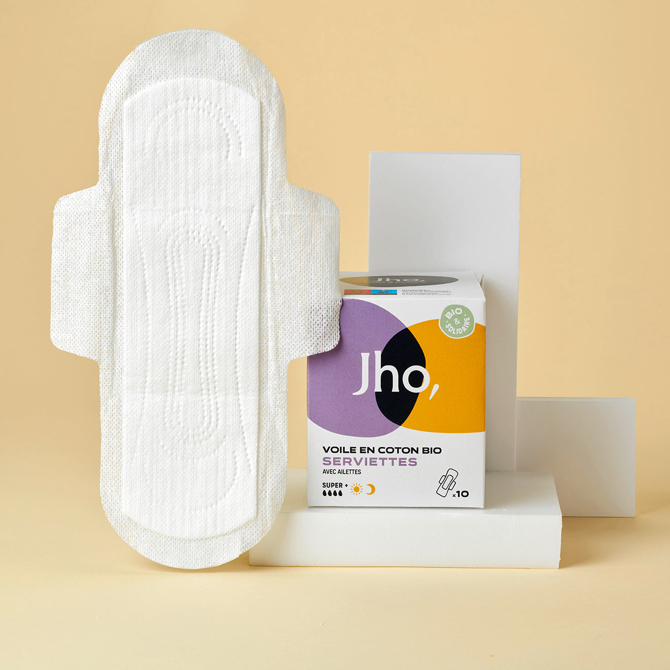 Serviette Jour & nuit Jho à gauche dépliée et à droit dans l’emballage 