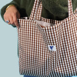 "Totebag Soframar Vichy porté à l’épaule – sac cabas tendance motif vichy"